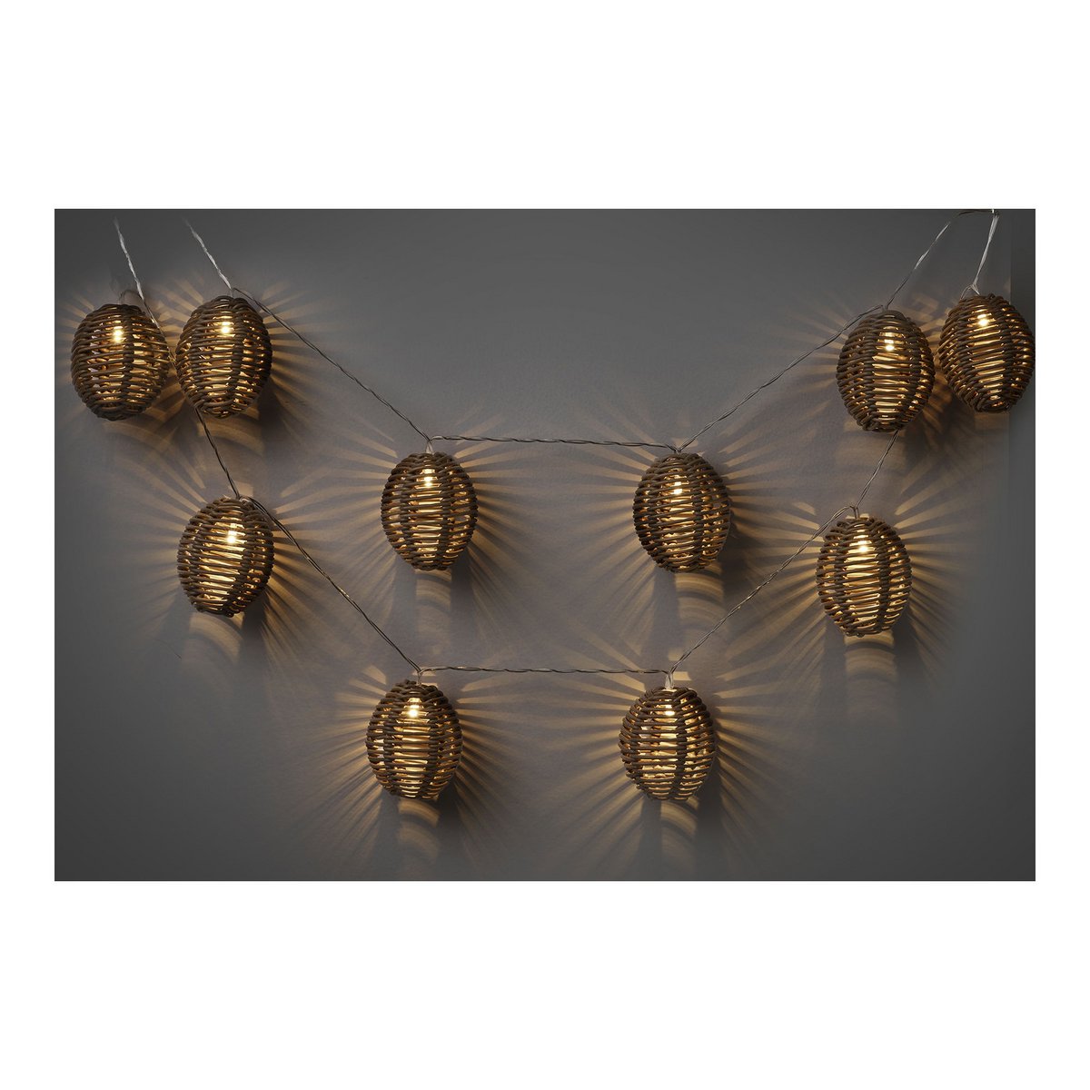 House Nordic ApS - Carlisle LED Lichtslinger, polyrotan/metaal, natuur/zwart - Deco Delights