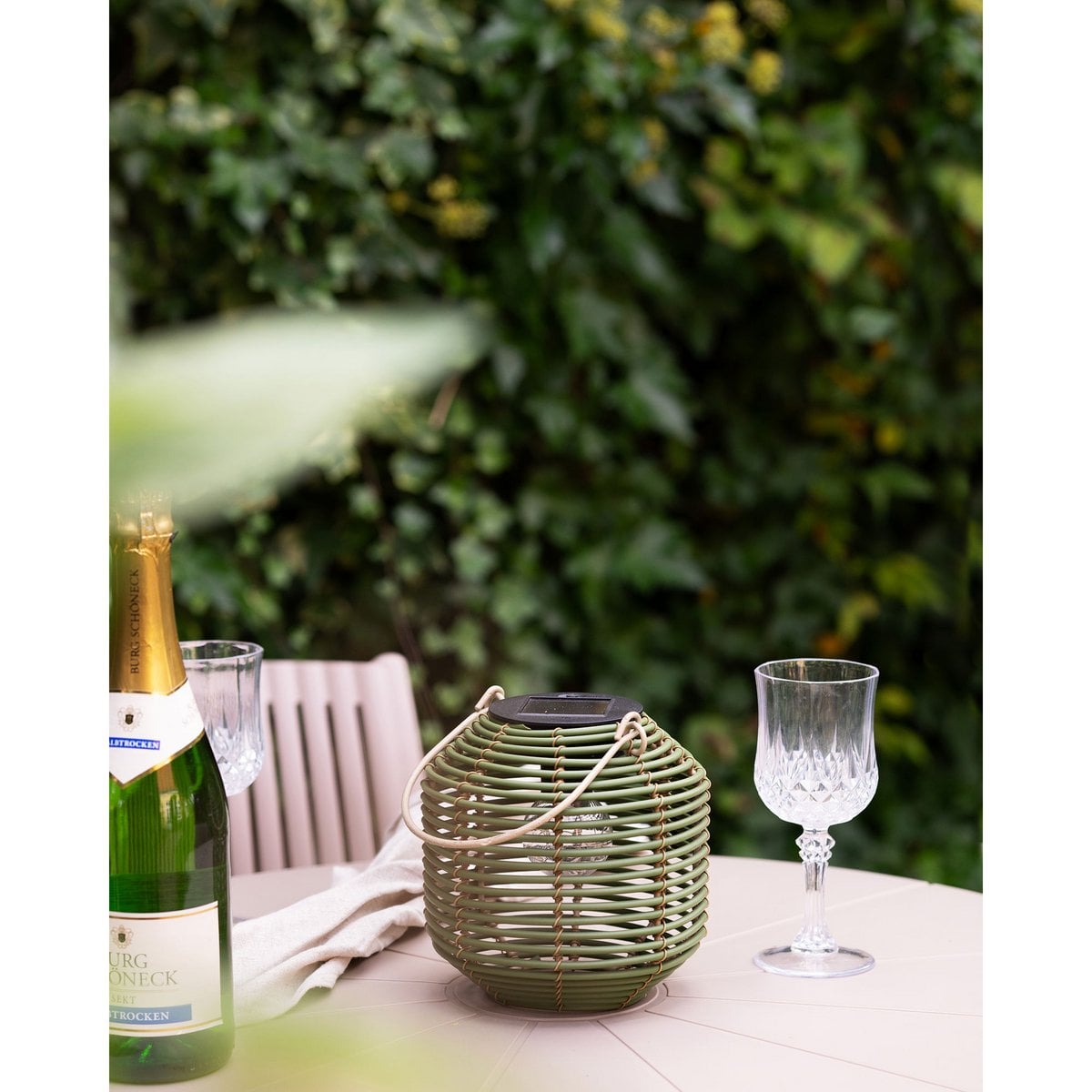 House Nordic ApS - Crewe Lantern, oplaadbaar met geïntegreerd zonnepaneel, groen - Deco Delights