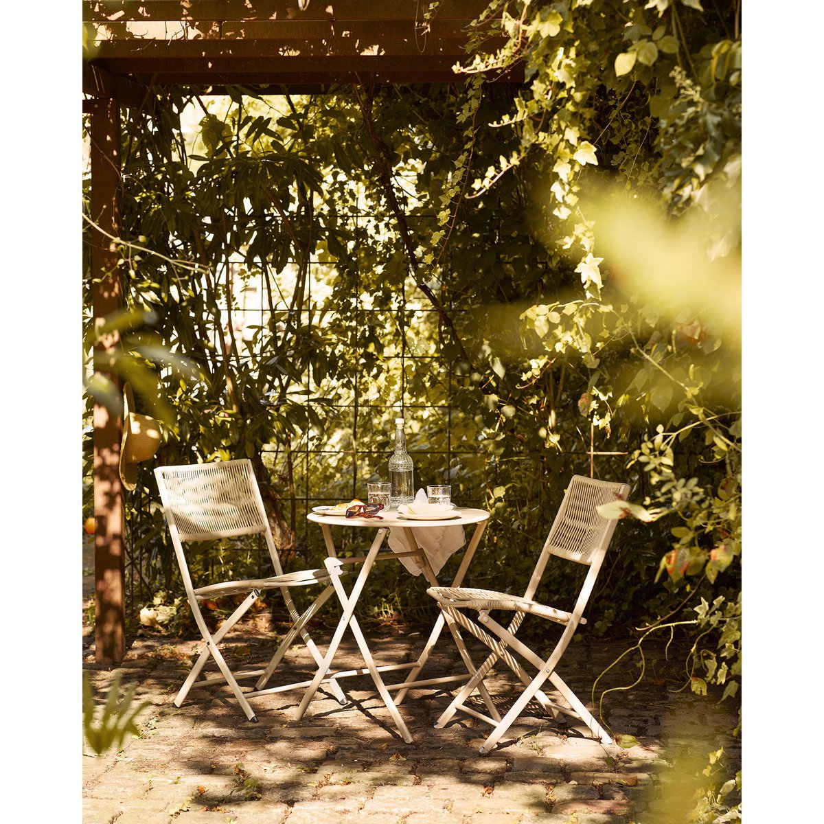 House Nordic ApS - Arcas Bistroset, 2 stoelen en 1 tafel, polyester/staal, taupe - Deco Delights