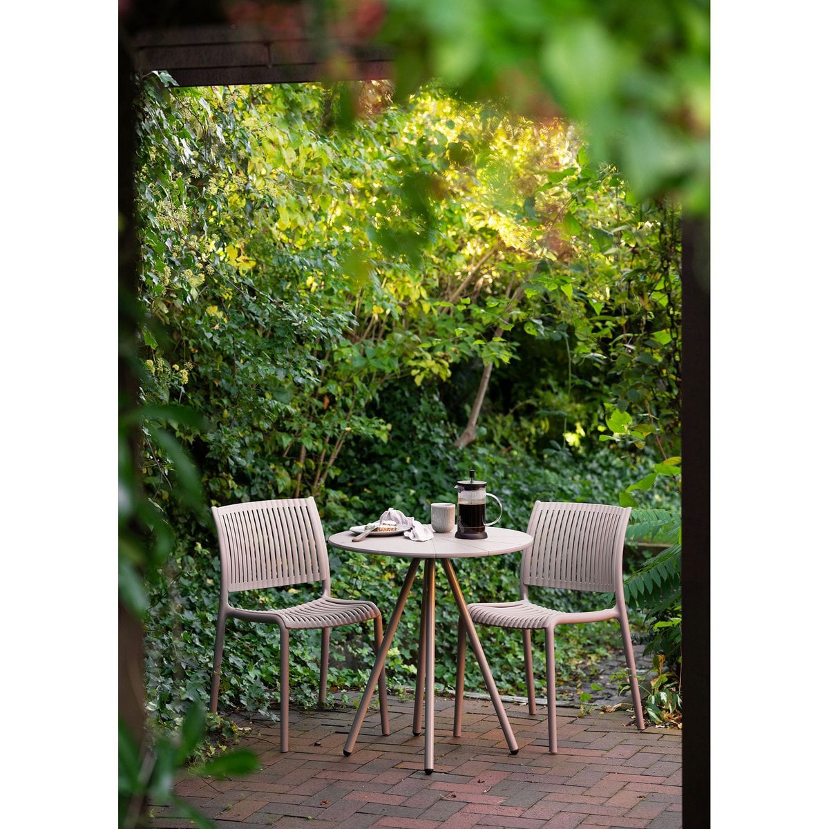 House Nordic ApS - Barletta Bistrotafel, polypropyleen/staal, taupe, ø70x73,5 cm - Deco Delights