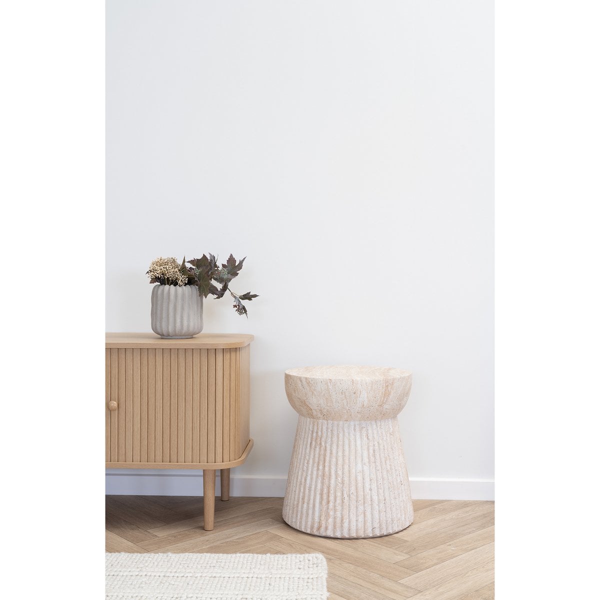 House Nordic ApS - Bonn Bijzettafel - Natuurlijk, Fiberclay met groefontwerp, ø37x43 cm - Deco Delights