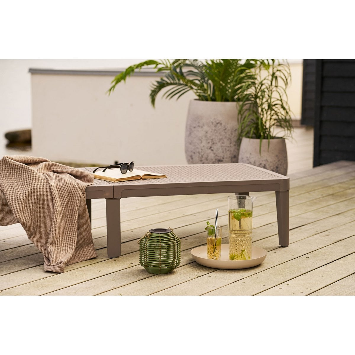 House Nordic ApS - Crewe Lantern, oplaadbaar met geïntegreerd zonnepaneel, groen - Deco Delights