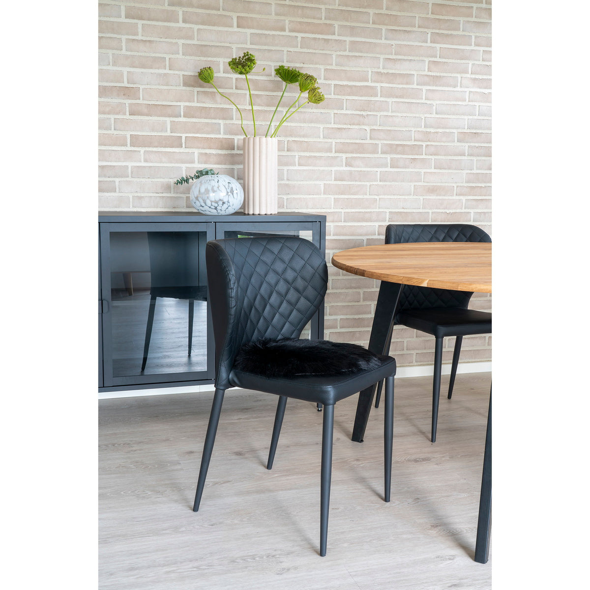 House Nordic ApS - Kunstlamsvacht Zitkussen Zwart Ø35 cm - Deco Delights Lamsvacht