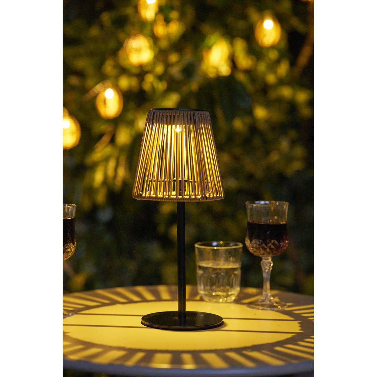 House Nordic ApS - Salford Lamp, oplaadbaar met geïntegreerd zonnepaneel, bruin/zwart - Deco Delights
