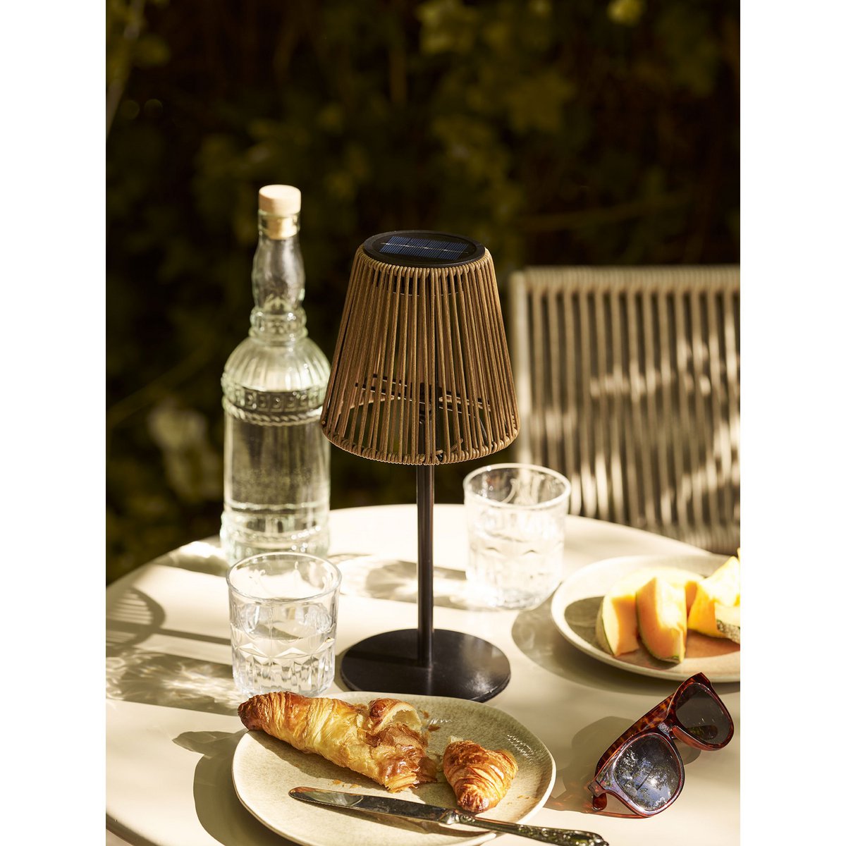 House Nordic ApS - Salford Lamp, oplaadbaar met geïntegreerd zonnepaneel, bruin/zwart - Deco Delights