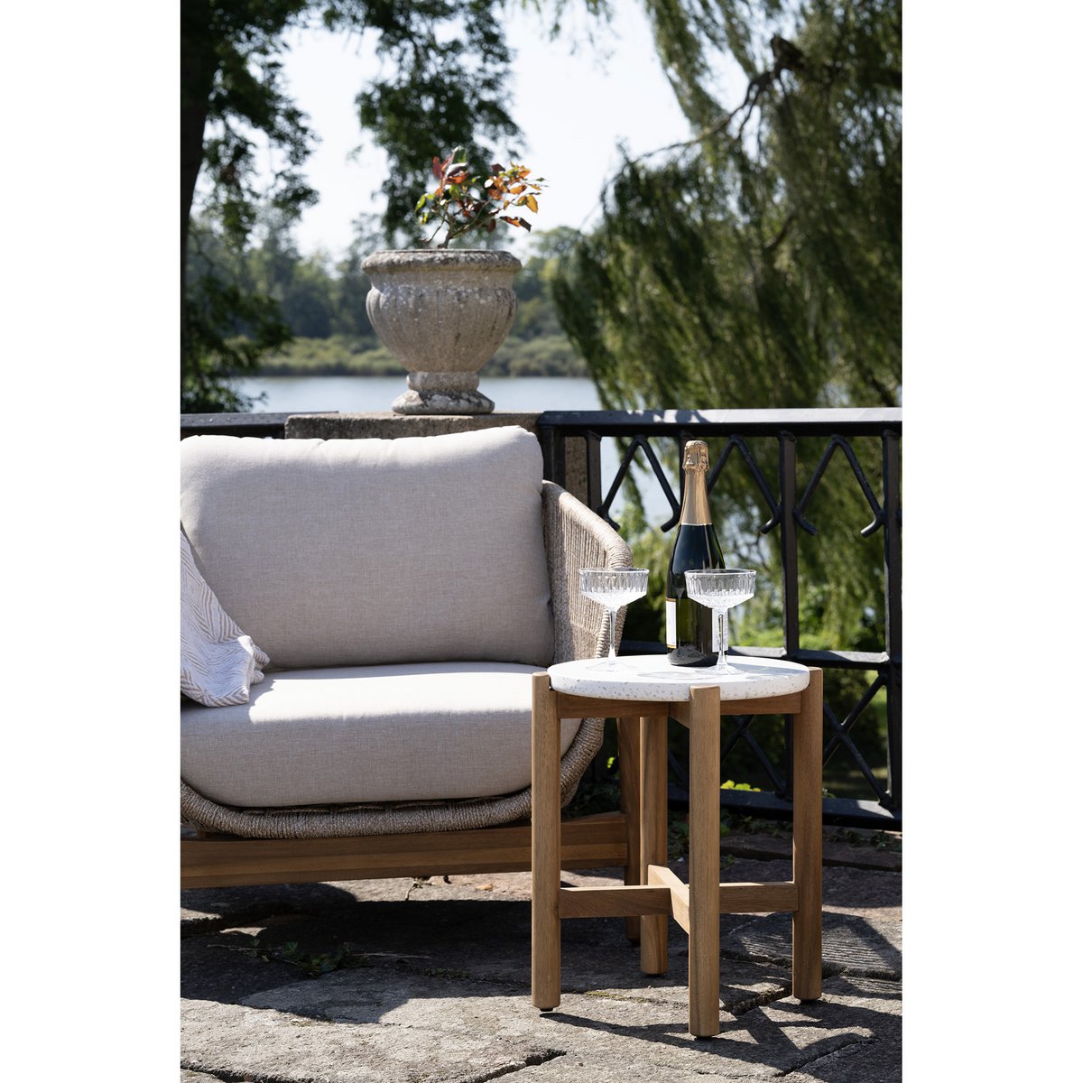 House Nordic ApS - Terracina Bijzettafel - Natuurlijk/Wit, Acacia/Terrazzo, ø37x46 cm - Deco Delights